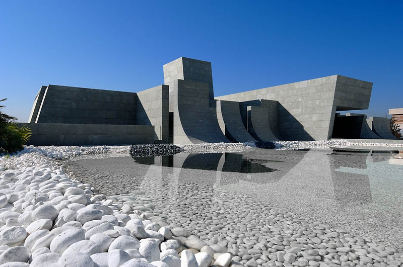 Illustration for article titled Otherworldly Spanish House is Half Skatepark, Half Moonbase